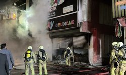 Bağcılar'da İSTOÇ Ticaret Merkezi'ndeki iş yerinde çıkan yangın hasara yol açtı