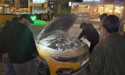 Bakırköy'de seyir halindeki takside çıkan yangın söndürüldü