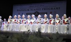 Başakşehir'de hafızlık eğitimini tamamlayan 75 kız öğrenci icazet aldı
