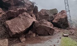 Batman'da grup köy yolu heyelan nedeniyle ulaşıma kapandı