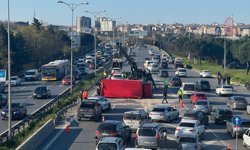 Bayrampaşa'da kamyonet ile otomobilin çarpıştığı kazada 7 kişi yaralandı