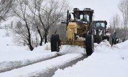 Bitlis Valisi Karakaya, karla mücadele ekiplerini ziyaret etti: