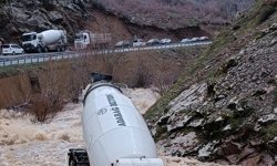Bitlis'te dereye düşen beton mikserinin sürücüsü kayboldu