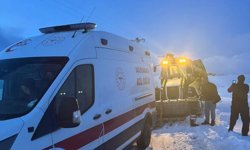 Bitlis'te yolu kapanan köyde rahatsızlanan kadın, ekiplerin çabasıyla hastaneye ulaştırıldı