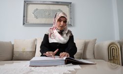 Braille alfabesiyle Kuran'ı ezberleyen kadın hafız, kendisi gibi görme engellilere de Kuran öğretmek istiyor