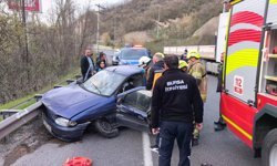 Bursa'da bariyere çarpan otomobildeki 2 kişi yaralandı