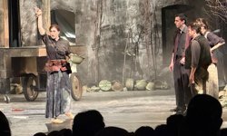 Bursa'da 'Cesaret Ana ve Çocukları' oyunu sahnelendi