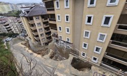 Bursa'da çöken istinat duvarı, apartmanda ve 2 araçta hasar oluşturdu