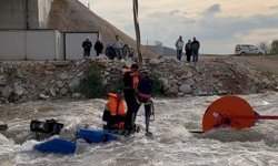 Bursa'da dereden geçirilmeye çalışılan traktör devrilince suda mahsur kalan 10 işçi kurtarıldı