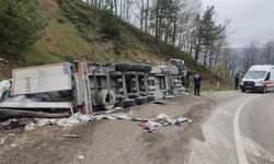Bursa'da devrilen tırın sürücüsü yaralandı