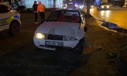 Bursa'da düşürdüğü telefonunu almak isteyen yayaya otomobilin çarpma anı kamerada