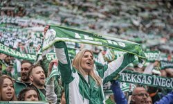 Bursaspor, Nesine 2. Lig Kırmızı Grup 33. hafta maçında Somaspor'u 5-1 yenerek 1. Lig'e yükselmeyi garantiledi.