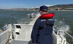 Çanakkale Boğazı'nda arızalanıp sürüklenen bottaki 3 kişi kurtarıldı