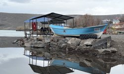 Çıldır Gölü'nün yüzeyini kaplayan buzlar erimeye başladı