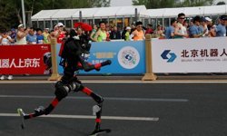 Çin'de insansı robotlar yarı maraton dünya rekorunu kırdı