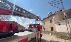 Çorum'da baca temizliği için çıktığı çatıda bayılan kişiyi itfaiye kurtardı