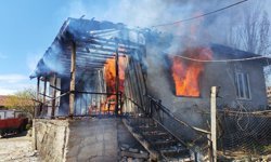 Çorum'da yangın çıkan ev kullanılamaz hale geldi