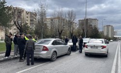 Dedesinin otomobiliyle gezen ehliyetsiz genci polis yakaladı