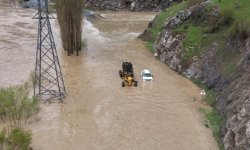 Derenin taşması sonucu su altında kalan Şemdinli-Derecik kara yolu dronla görüntülendi