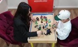 Devlet korumasındaki çocuklar travmalarının izlerini 'kum terapisiyle' siliyor