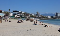 Didim'de sıcak havayı fırsat bilenler denizde yüzdü