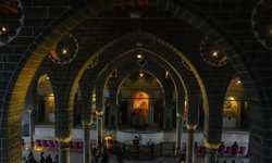 Diyarbakır'da Paskalya Bayramı tarihi kilisede kutlandı