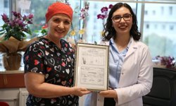 Doğduğu hastaneye atanan doktor, ebe annesiyle birlikte mesai yapıyor