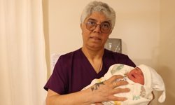 Doğumunu yaptıran ebe ile aynı hastanede meslektaş oldu