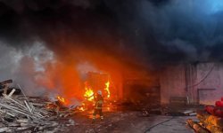 Edirne'de kereste fabrikasında çıkan yangına müdahale ediliyor