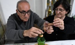 Emekli çift, süs eşyası yapma hobisini ürünlerine artan taleple profesyonel uğraşa dönüştürdü