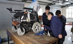 Erzincan'da meslek liseliler engellilerin akülü araçlarını ücretsiz onarıyor
