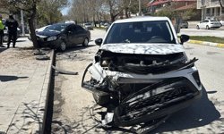Erzincan'da SUV tipi araç ile otomobilin çarpıştığı kazada 6 kişi yaralandı