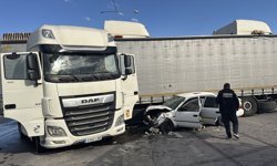 Erzincan'da tırla çarpışan otomobildeki 2 kişi ağır yaralandı