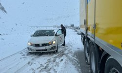 Erzincan'da yüksek kesimlerde etkili olan kar nedeniyle ulaşım güçlükle sağlanıyor