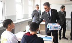 Erzurum Valisi Baruş, öğrencilere Süper Lig'e yükselen Erzurumspor'un formasını dağıttı