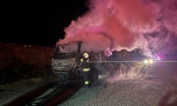 Erzurum'da alev alan kamyon kullanılamaz hale geldi