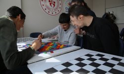 Erzurum'da gönüllüler ve eğitmenler, gençlik merkezinde ağırladıkları 'melekleri' yaşama bağlıyor