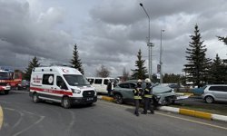 Erzurum'da kaza yapıp fenalaşan sürücüyü, itfaiye ekipleri aracın camını kırarak çıkardı