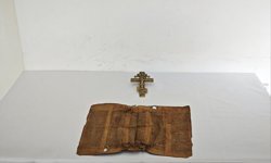 Erzurum'da Orta Çağ dönemine ait parşömen ve bronz haç ele geçirildi