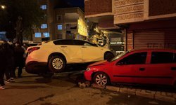 Esenler'de taksinin çarptığı park halindeki iki otomobilde hasar oluştu