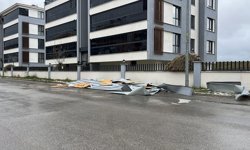 Eskişehir'de kuvvetli rüzgar nedeniyle çatı uçtu