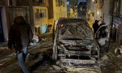 Fatih'te yanan hafif ticari araç kullanılamaz hale geldi