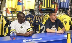 Fenerbahçeli futbolcular Kante ve Levent Mercan imza gününde taraftarlarla buluştu