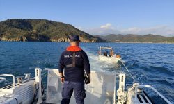 Fethiye açıklarında sürüklenen teknedeki kişi kurtarıldı
