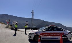 Fethiye'de yamaçtan düşen kayalar kara yolunu ulaşıma kapattı