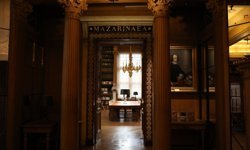 Fransa'da 17. yüzyıldan bu yana halka açık olan Mazarine Kütüphanesi 600 bin esere ev sahipliği yapıyor