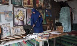 Gazzeli ressam enkazdan kurtardığı malzemelerle 'çadır atölyesinde' çocuklara umut aşılıyor