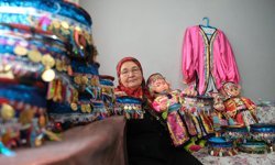 Geleneksel 'üç etek' kıyafetini oyuncak bebeklerle geleceğe taşıyor