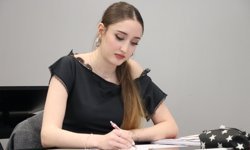 Genç tasarımcı, eğitimini 'modanın kalbi'ndeki üniversitede sürdürecek