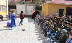 Gönüllüler sınırın sıfır noktasında çocuklar için sahne aldı